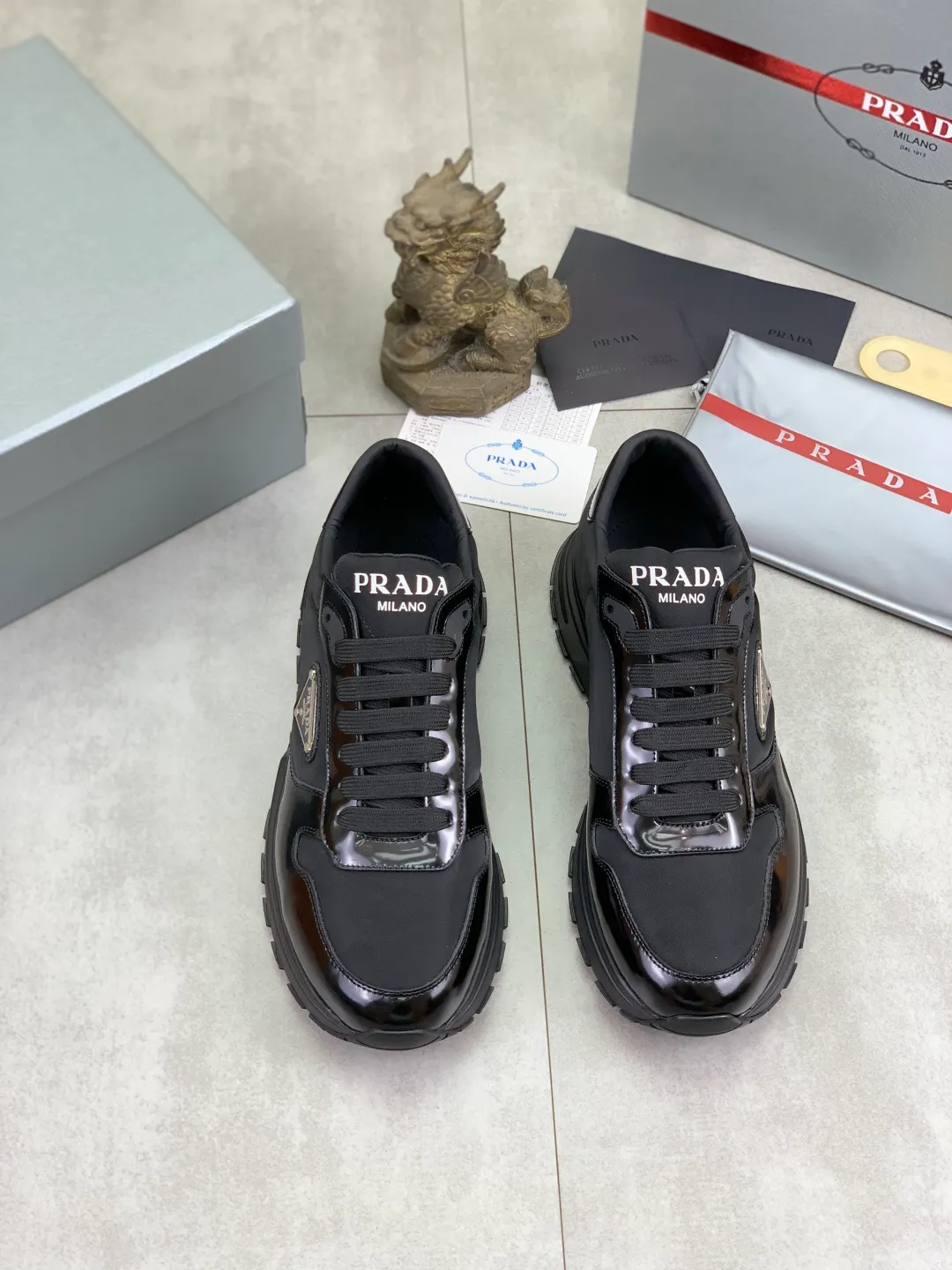 Men's shoes 💰P540 new (higher version) new PRADA (Prada) classic models are on the market at the same time, new men's shoes, 😘fabrics are selected from original imported calfskin. First layer of imported cowhide lining. The original version is awesome! 👍🏿Original open-molded non-slip PU outsole, with exquisite lines, simple and elegant, super comfortable and classy on foot, suitable for leisure travel. Code number: 38-45 (46 customized) 2️⃣ colors available